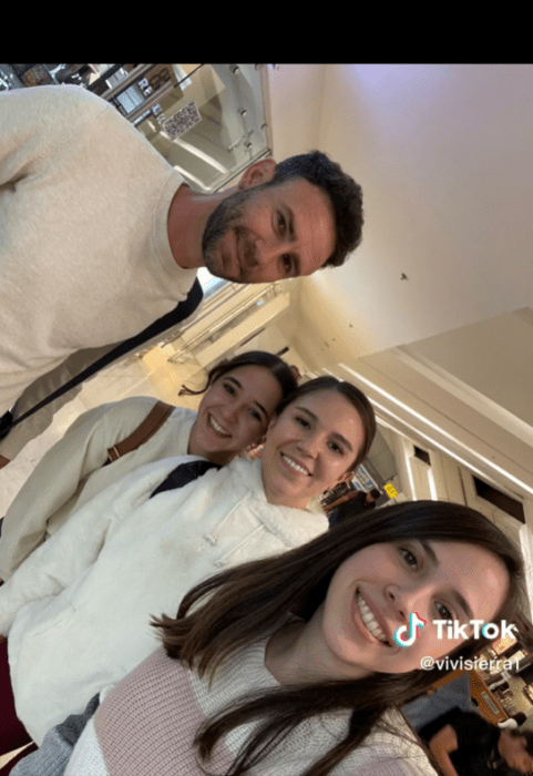 Chicas se toman foto con Miguel Layún pensando que es Adam Levine