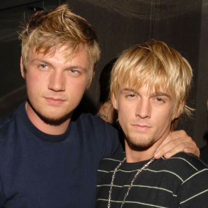 Aaron Carter y Nick Carter abrazados