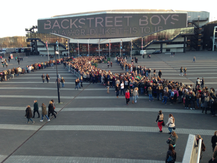 Fans haciendo fila para entrara concierto de los Backstreetboys