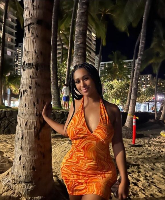 Jaaden con vestido naranja en la playa