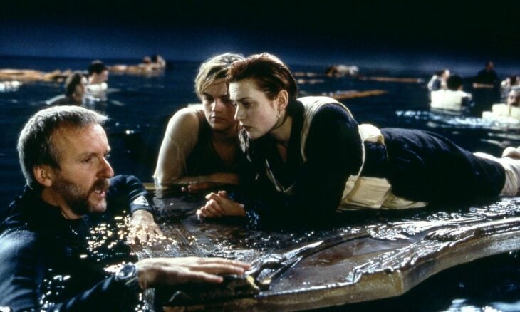 James Cameron, Leonardo DiCaprio y Kate Winslet preparando escena sobre la puerta flotante en Titanic