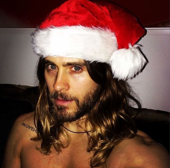 Jared Leto con gorro de navidad