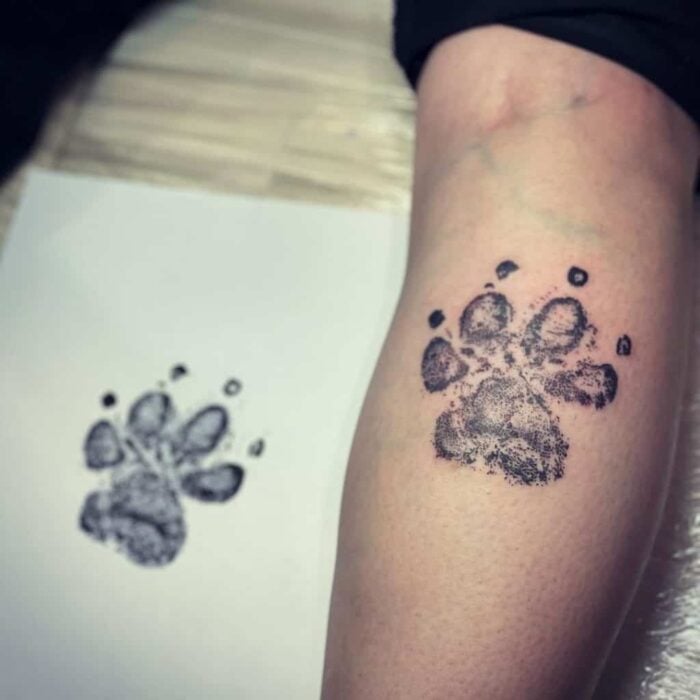 Bras avec tatouage de patte de chien