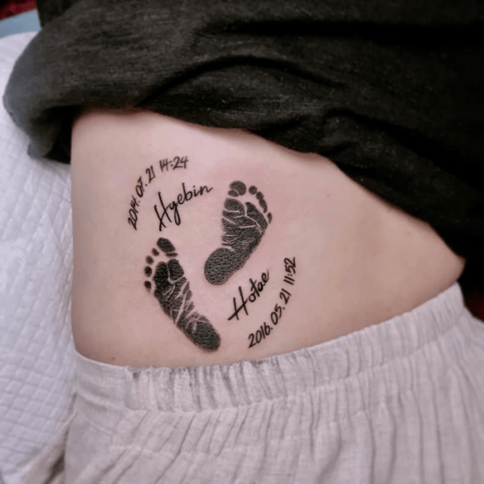 Espalda con tatuaje de huellas de pies