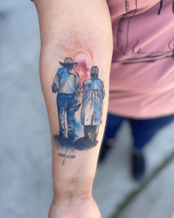 Brazo con tatuaje de abuelitos