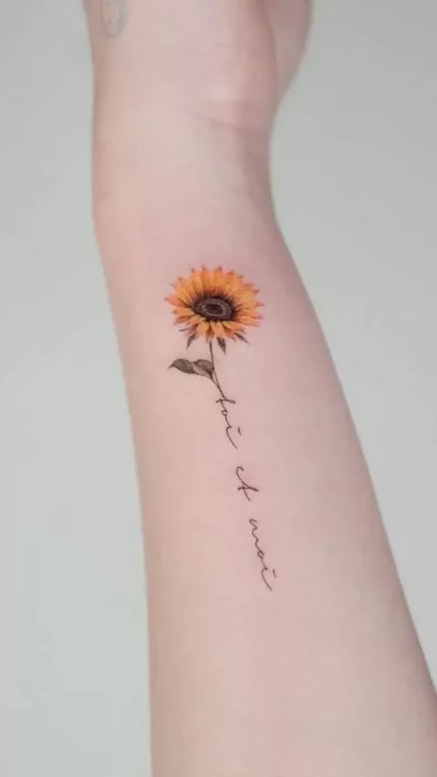 Brazo con tatuaje de girasol