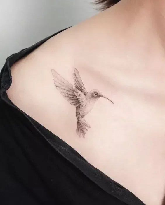 Clavícula con tatuaje de colibrí