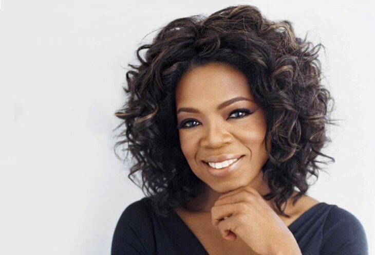 Oprah Winfrey posando con fondo blanco 