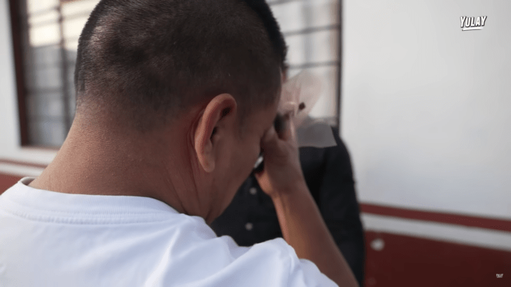 Hombre con playera blanca llorando de felicidad