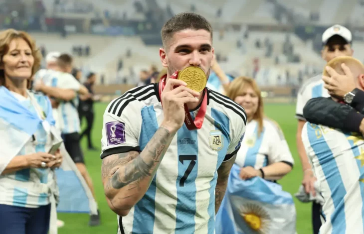 Rodrigo de Paul besando la medalla del mundial de Catar 2022