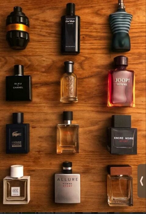 Perfumes para hombre sobre mesa de madera