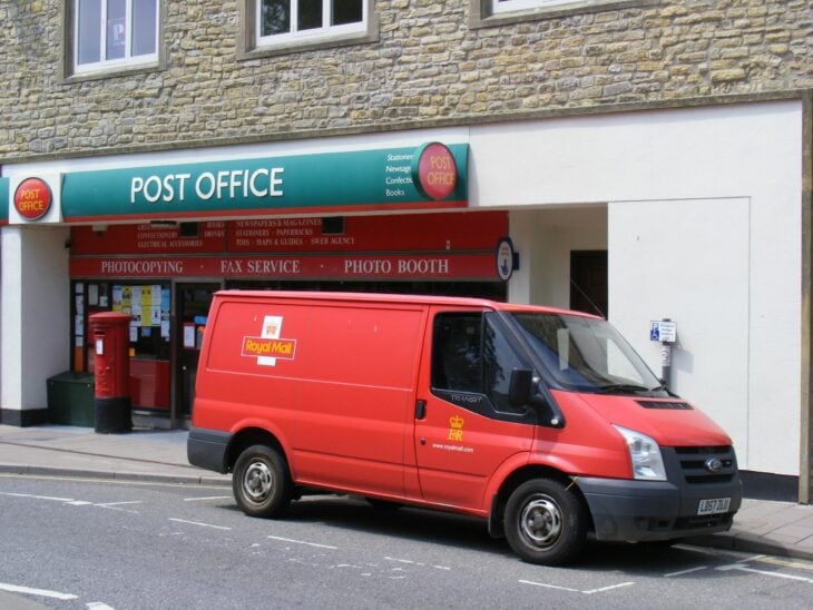 Oficina postal y camioneta roja royal mail