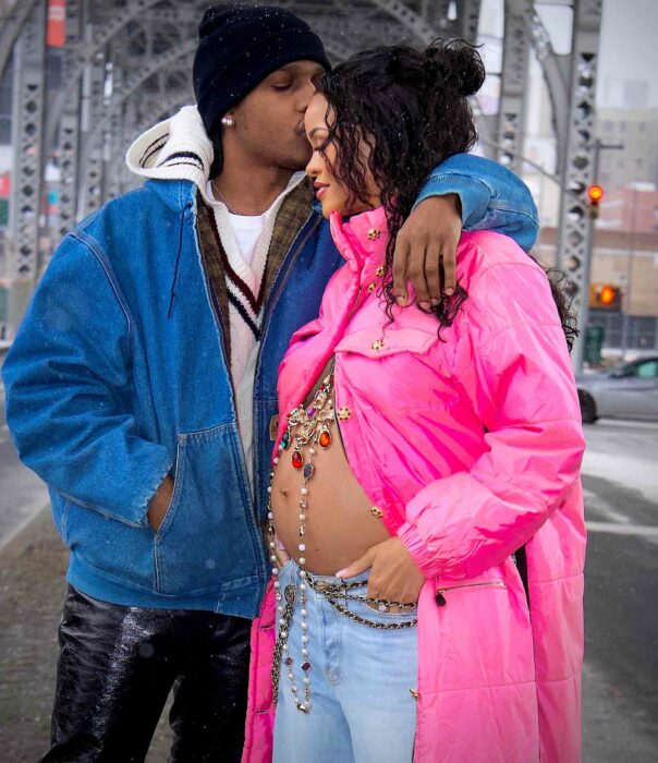 ASAP Rocky abrazando y besando en la frente a Rihanna embarazada mientras pasean por las calles de Nueva York