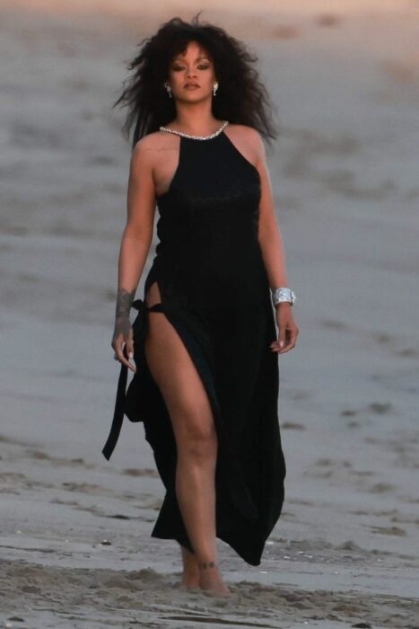 Rihanna caminando en una playa de Malibu 