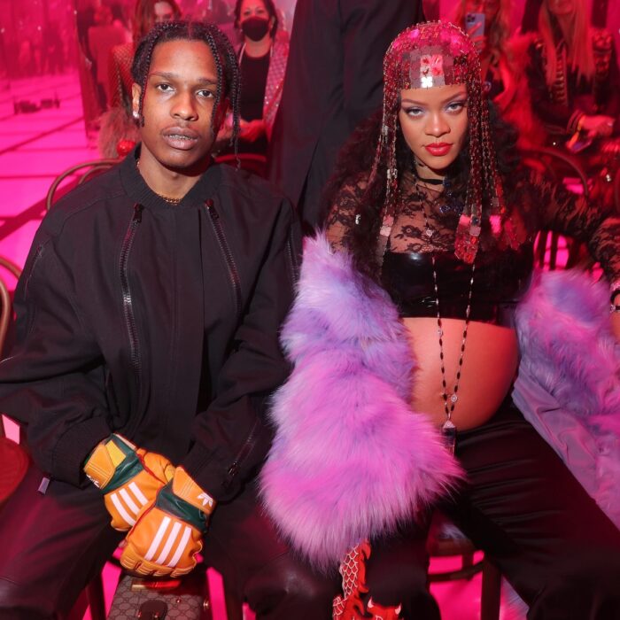 Rihanna embarazada y ASAP Rocky sentados juntos 