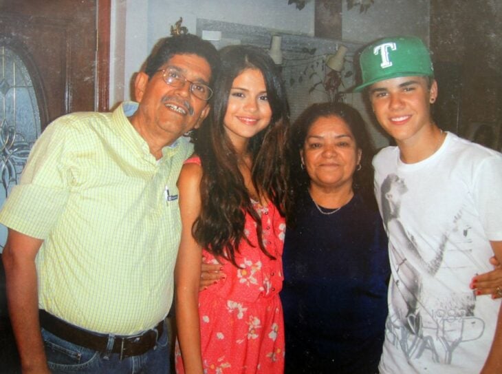 Selena Gomez y Justin Bieber con familia mexicana