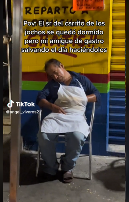 Vendedor de hot dogs dormido en una silla