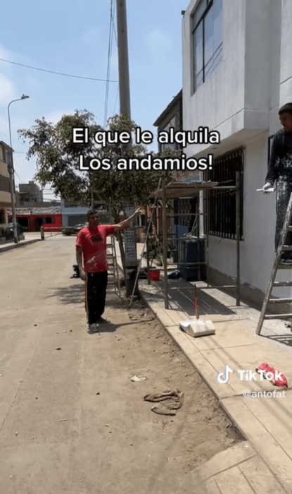 Señor pintando casa