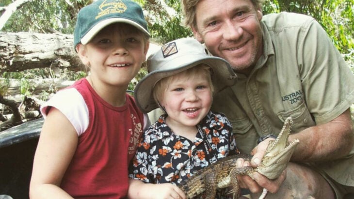 Steve Irwin con sus dos hijos