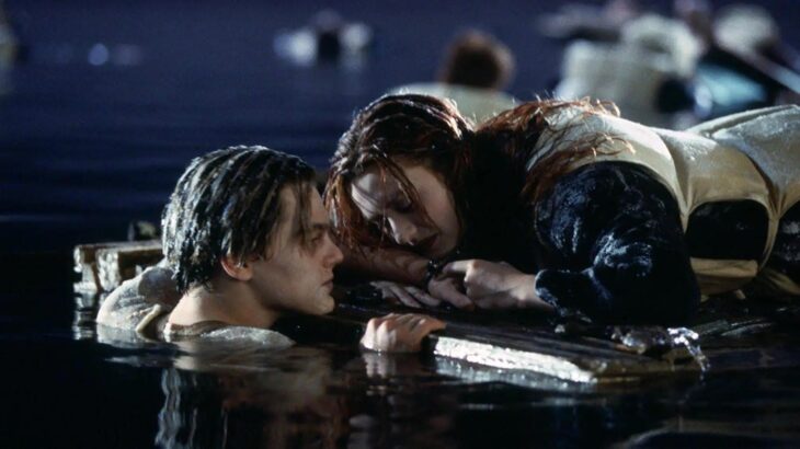 Jack y Rose en el agua en naufragio del Titanic 