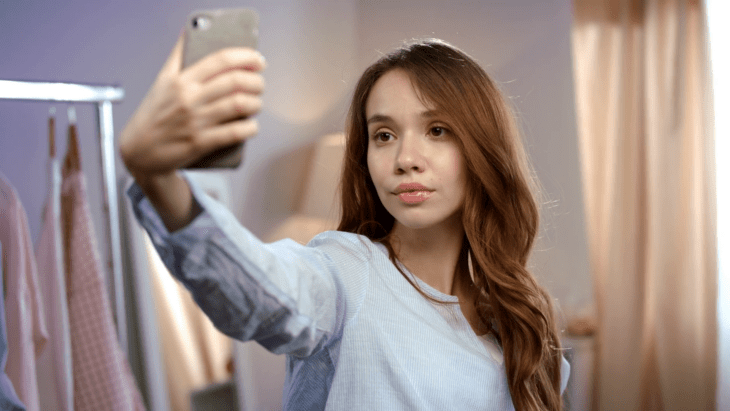 Mujer tomando selfie