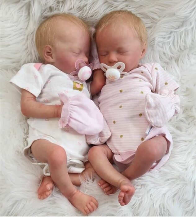 Muñeco de bebé hiperrealista gemelas