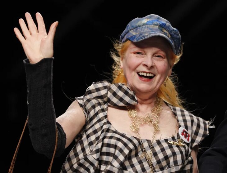 Vivienne Westwood saludando 