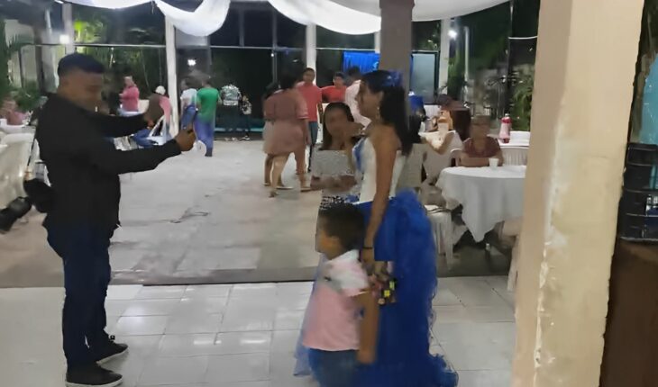 Quinceañera de Veracruz tomándose una foto