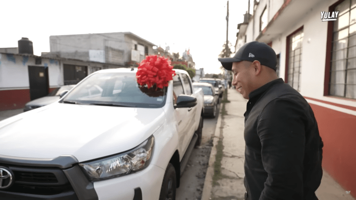 Camioneta blanca con moño de regalo 