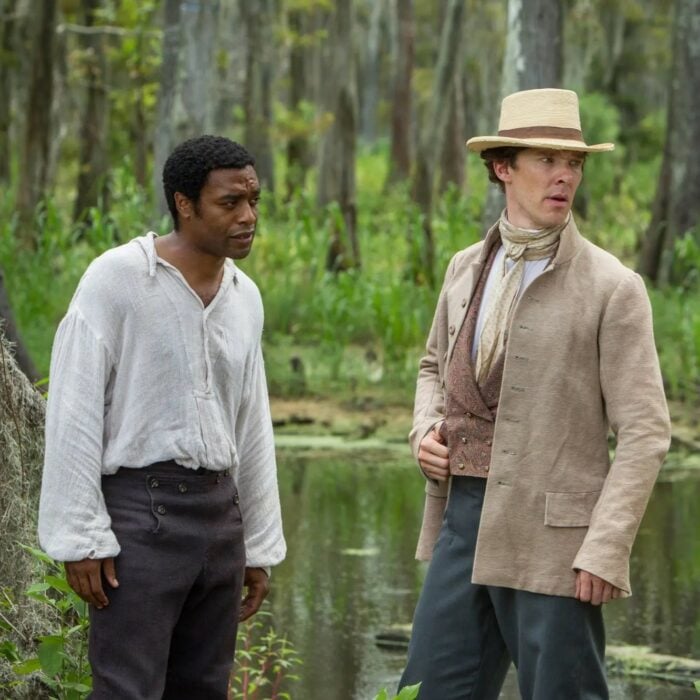 Benedict Cumberbatch conversando con esclavos en escena de 12 años de esclavitud