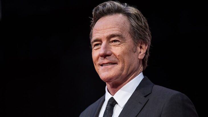 Bryan Cranston con fondo negro sonriendo 