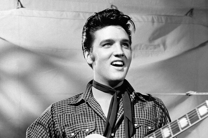 Elvis Presley in black and white image in one of his presentations 
