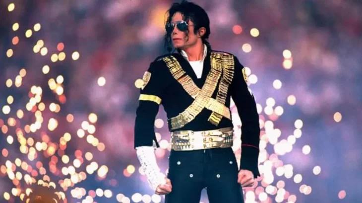 Michael Jackson en una presentación lleva un tarje negro con adornos dorados