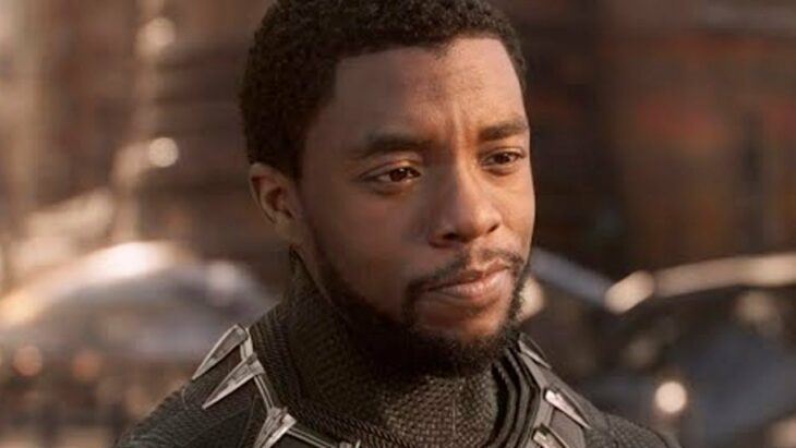 Chadwick Boseman en una escena de película está viendo a su interlocutor