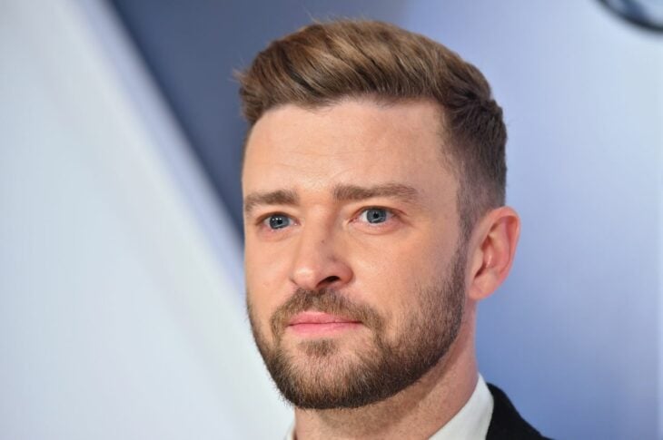 Justin Timberlake fondo azul claro
