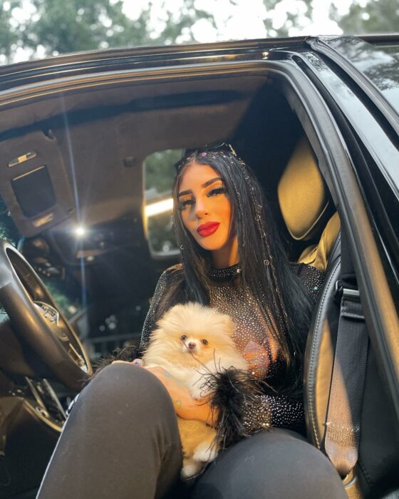 Bellakath con su perro en un coche 