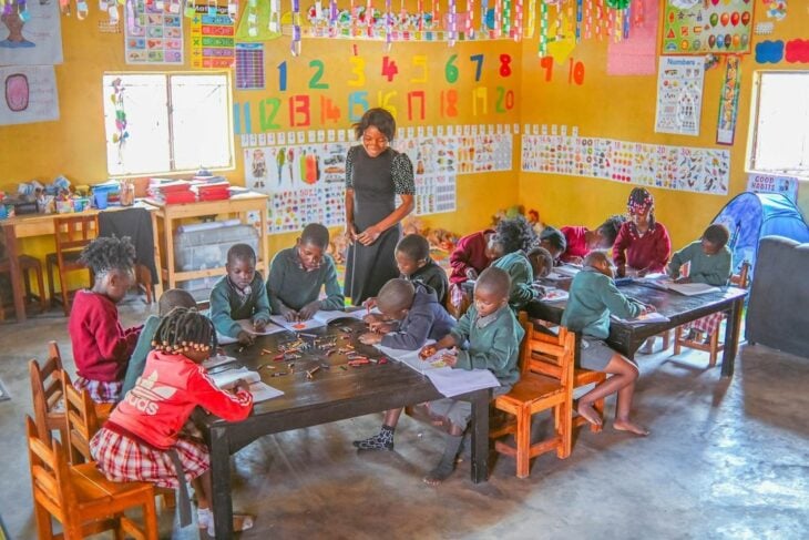 Maestra enseñando en salón de clases de escuela africana