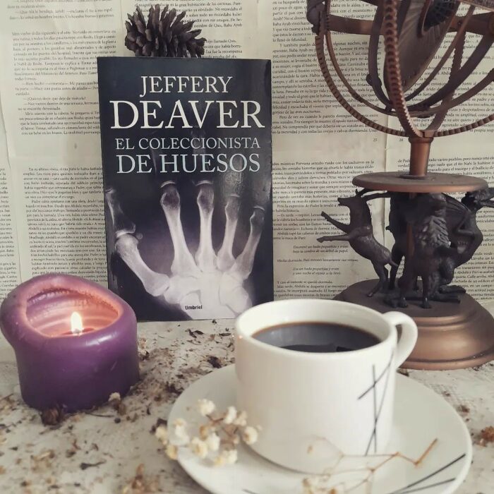 libro el coleccionista de huesos en una mesa con una taza de café