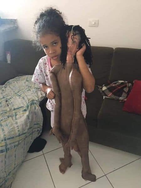 Niña con una muñeca de trapo hecha por su mamá