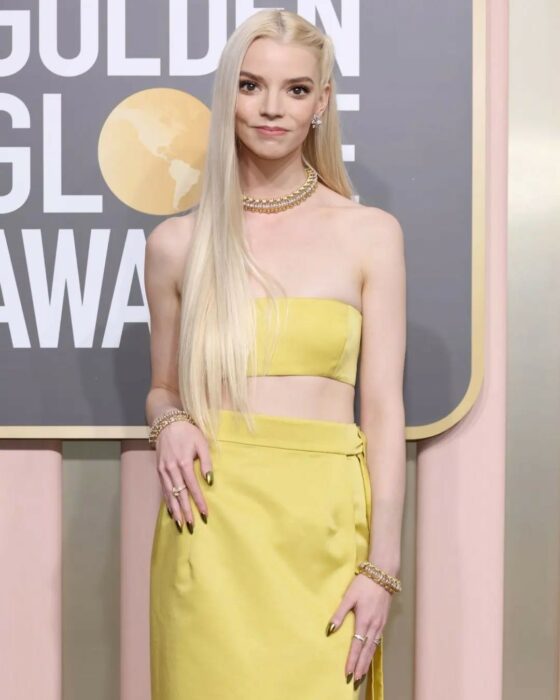 Anya Taylor-Joy con vestido amarillo en los golden globes 2023