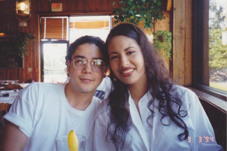 Selena Quintanilla and Chris Pérez in restaurant unpublished photo