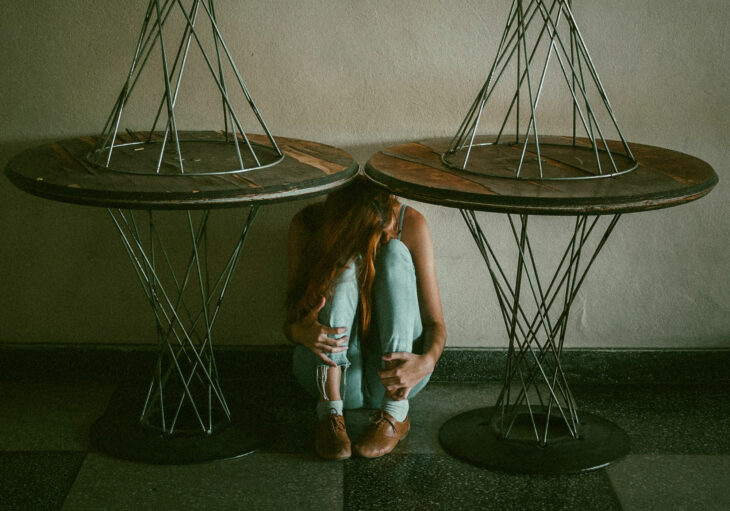 girl under the table to attract a partner