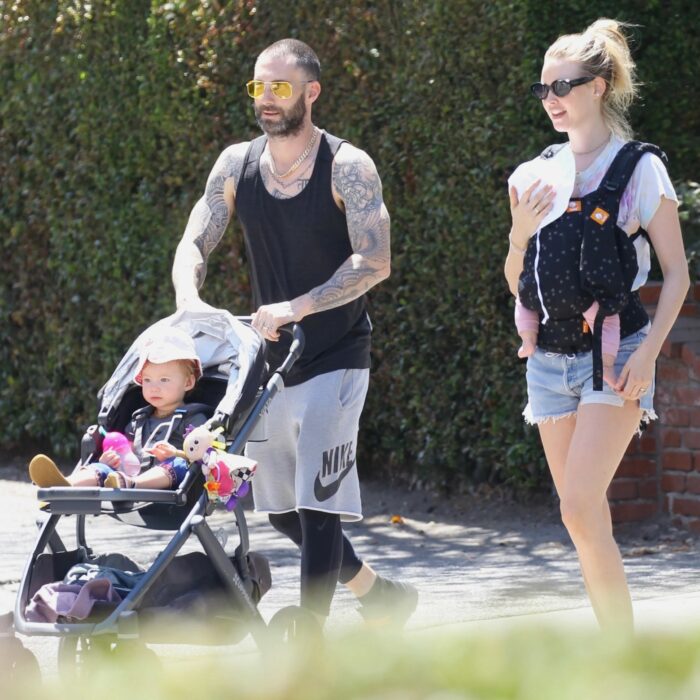 Adam Levine, Behati Prinsloo y sus dos hijas paseando al aire libre