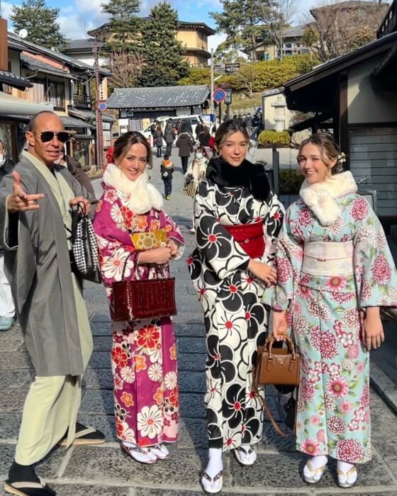 Andrea Legarreta junto a su esposo e hijas vestidas de geishas en una de las calles de Japón 