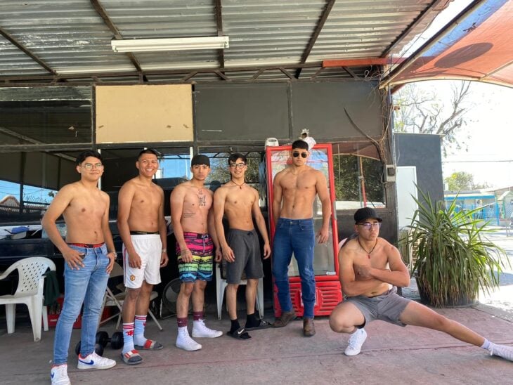 fotografía de seis chicos posando sin camisa en lo que es un establecimiento de autolavado en la ciudad de Nuevo Laredo, Tamaulipas, México 