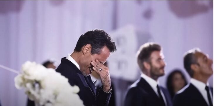 Marc Anthony llorando el día de su boda con Nadia Ferreira 