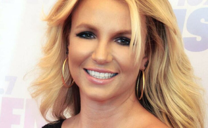 Britney spears sonriendo en evento