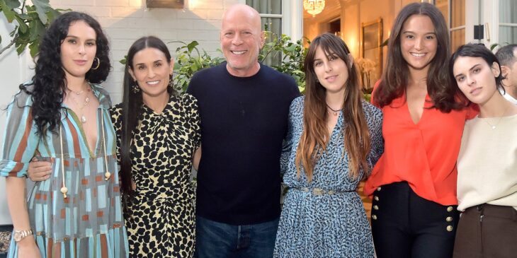 Bruce Willis acompañado de su exesposa Demi Moore y las tres hijas de ambos y también lo acompaña su actual esposa Emma todos visten de manera casual