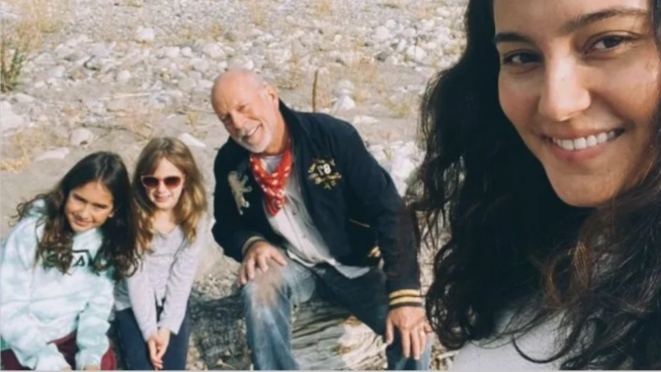 el actor Bruce Willis en una imagen junto a su esposa Emma y las dos hijas de mabos todos visten de manera casual y están en un lugar abierto