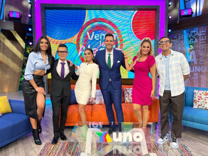 Photograph in which the hosts of the Venga la alegría program, Cristal Silva, Sergio Sepulveda, Laura G, Patricio Borgetti, Anette Cuburu and Capi Pérez pose 